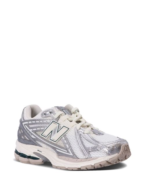 Sneaker bianca di NEW BALANCE caratterizzata da logo laterale, dettagli argento, suola segmentata e lacci. NEW BALANCE | M1906REESILVERMETALLIC